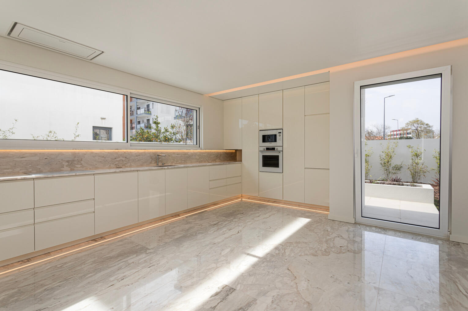 Kitchen, backyard access